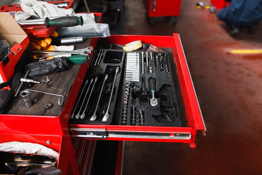 geoeffneter Werkstattwagen mit Werkzeug